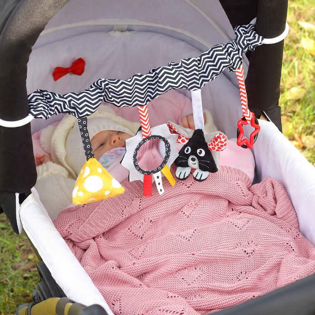 BABYONO ZAWIESZKA DO WÓZKA I FOTELIKA SENSORYCZNA KONTRASTOWA CHEESE & SKIP