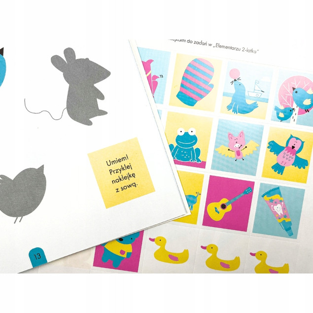 Zdolny 2-latek z naklejkami