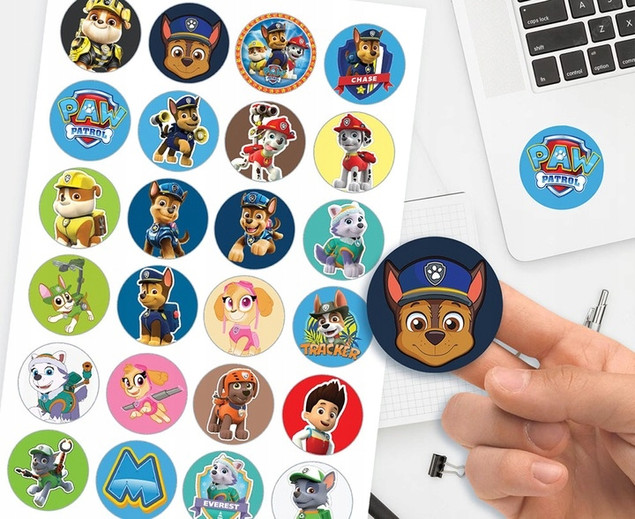 Kolorowanka z naklejkami. Małe Modnisie